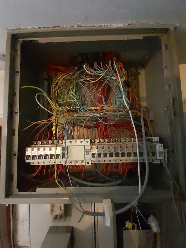 Ancien coffret — Coffret vétuste remplacé à Arenthon, Arenthon — Pral'Elec électricien