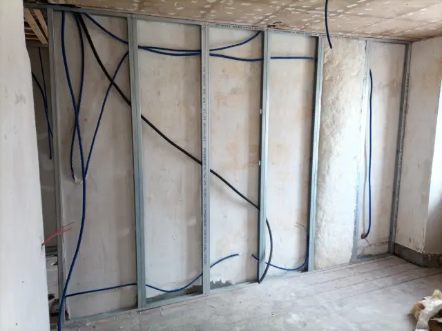 Alimentations des prises et attente pour fibre dans la cloison du salon — Rénovation d'un appartement, Bons en Chablais — Pral'Elec électricien