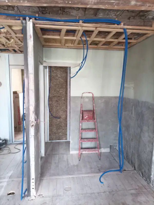 Attente pour prise et éclairage de la salle de bain — Rénovation d'un appartement, Bons en Chablais — Pral'Elec électricien