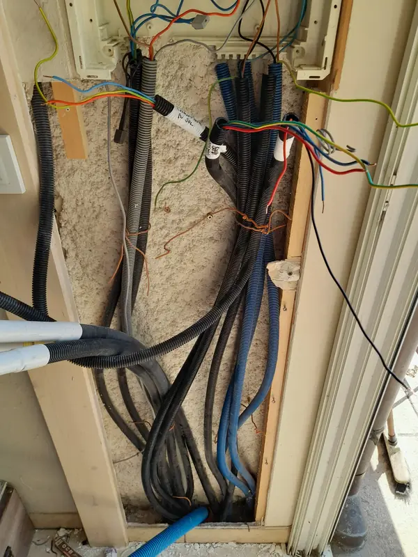 Arrivées de câbles avant travaux — Tableau refait à neuf à La Roche-sur-Foron, La Roche-sur-Foron — Pral'Elec électricien
