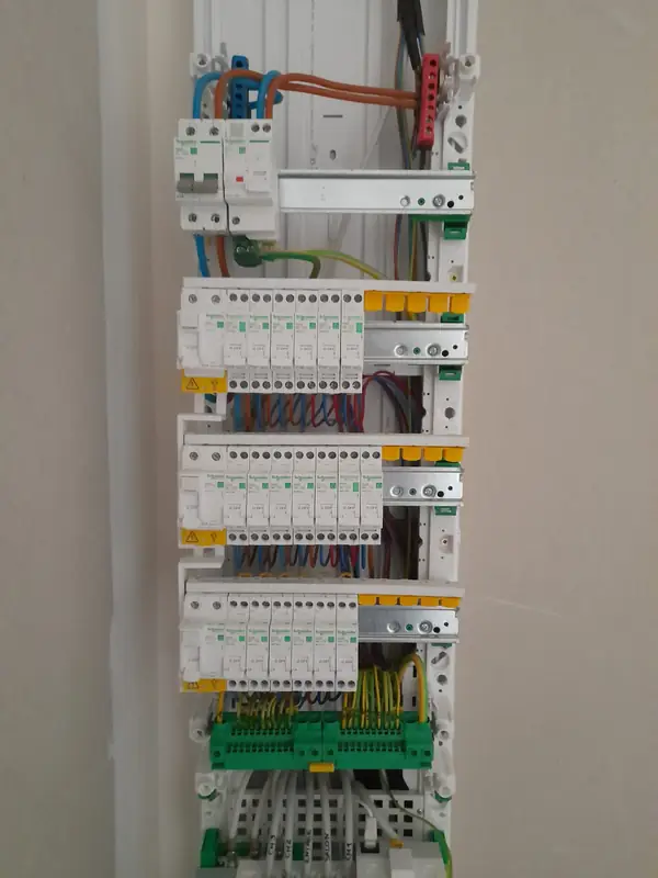 Câblage du tableau — Électricité complète d'une maison neuve, Haute-Savoie — Pral'Elec électricien