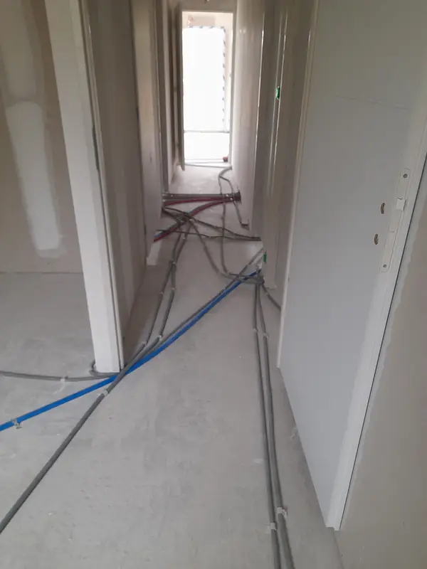 Entrée et couloir — Électricité complète d'une maison neuve, Haute-Savoie — Pral'Elec électricien