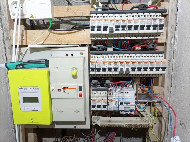 Ancien coffret et compteur — Rénovation complète d'un coffret de maison, Haute-Savoie — Pral'Elec électricien