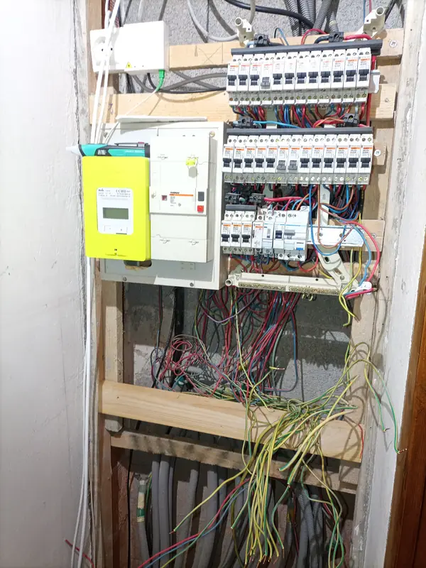 Câblage d'origine — Rénovation complète d'un coffret de maison, Haute-Savoie — Pral'Elec électricien