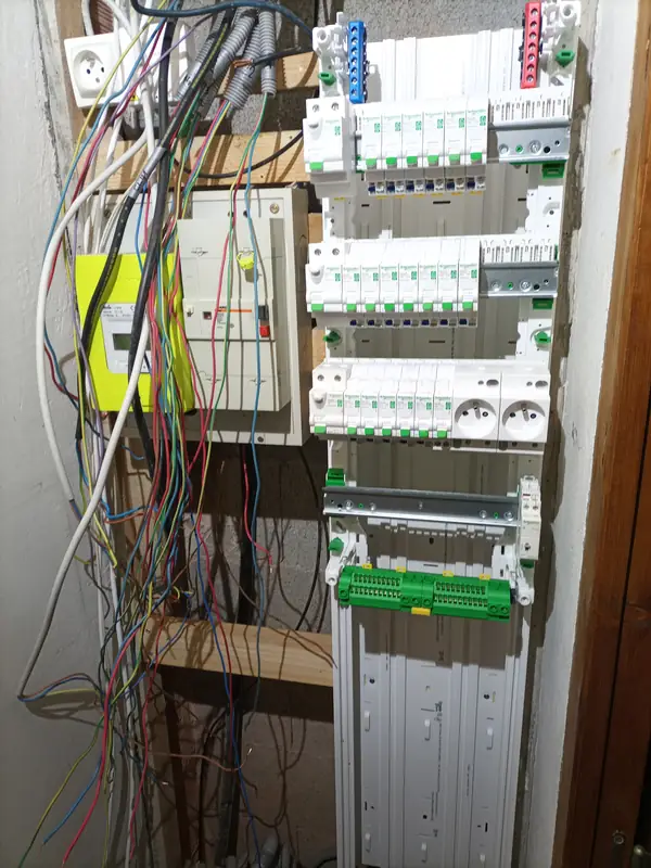 Pose du nouveau coffret — Rénovation complète d'un coffret de maison, Haute-Savoie — Pral'Elec électricien