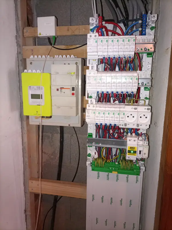 Coffret câblé — Rénovation complète d'un coffret de maison, Haute-Savoie — Pral'Elec électricien