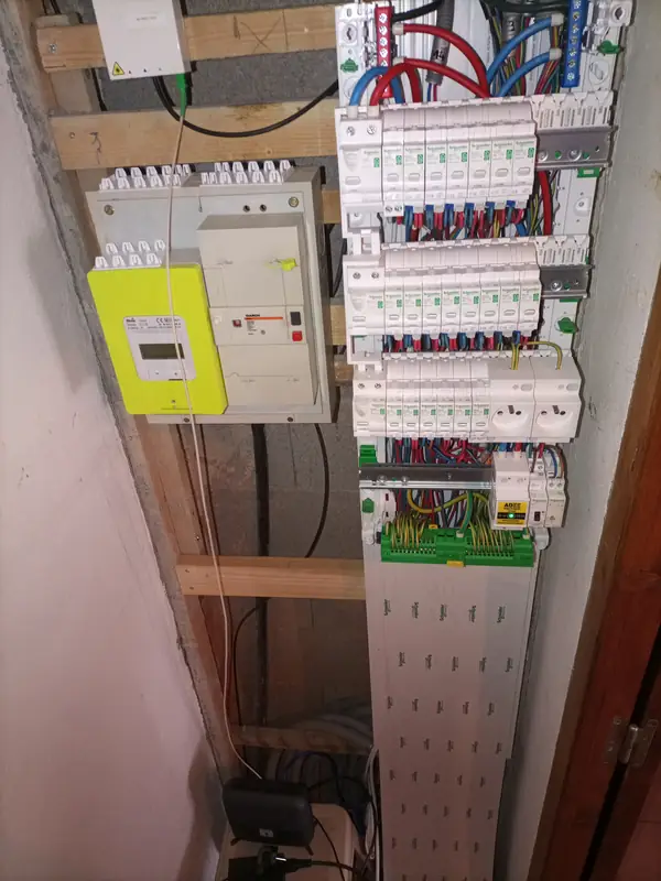 Câblage des rangées — Rénovation complète d'un coffret de maison, Haute-Savoie — Pral'Elec électricien