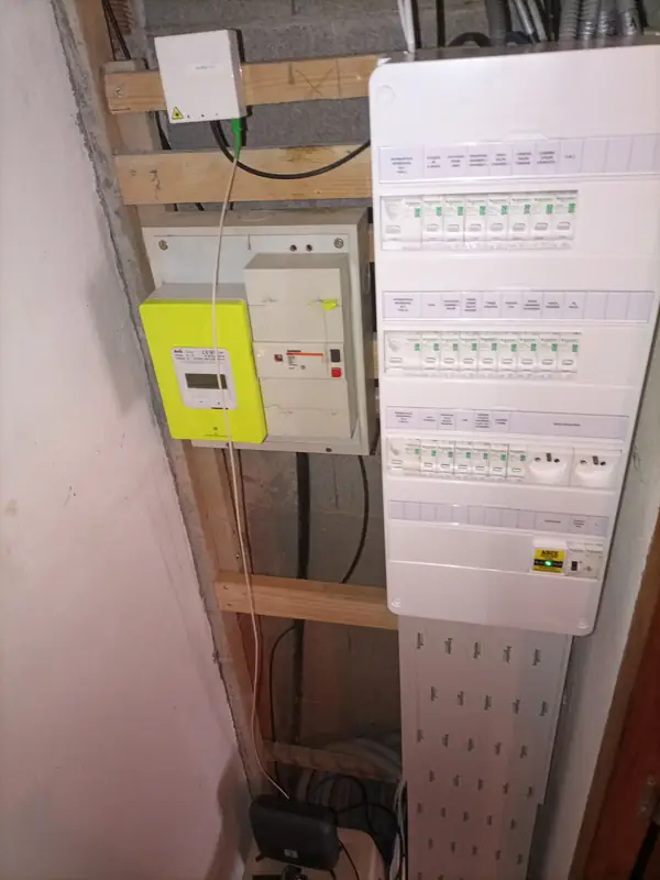 Tableau fini, vue de côté — Rénovation complète d'un coffret de maison, Haute-Savoie — Pral'Elec électricien