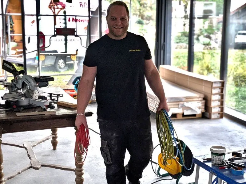 David, artisan électricien Pral'Elec, sur un chantier à Nangy
