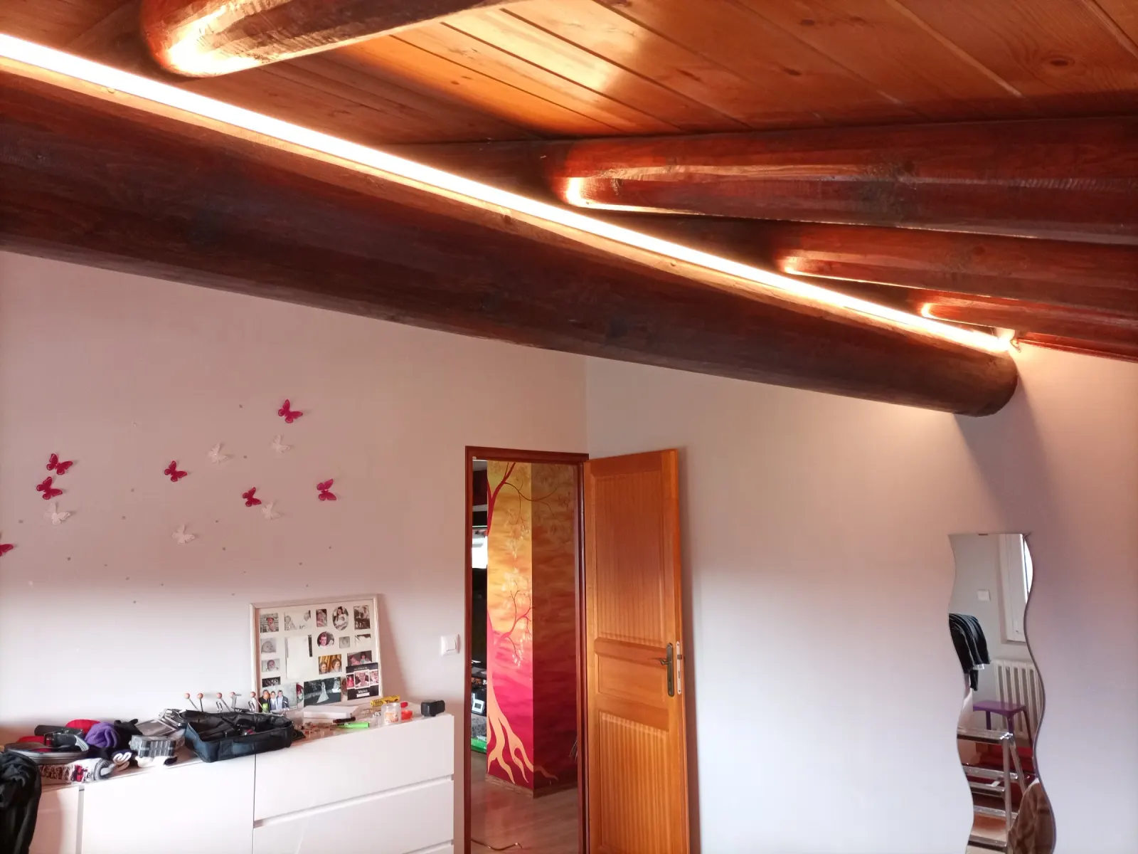 Ruban LED dans une chambre.