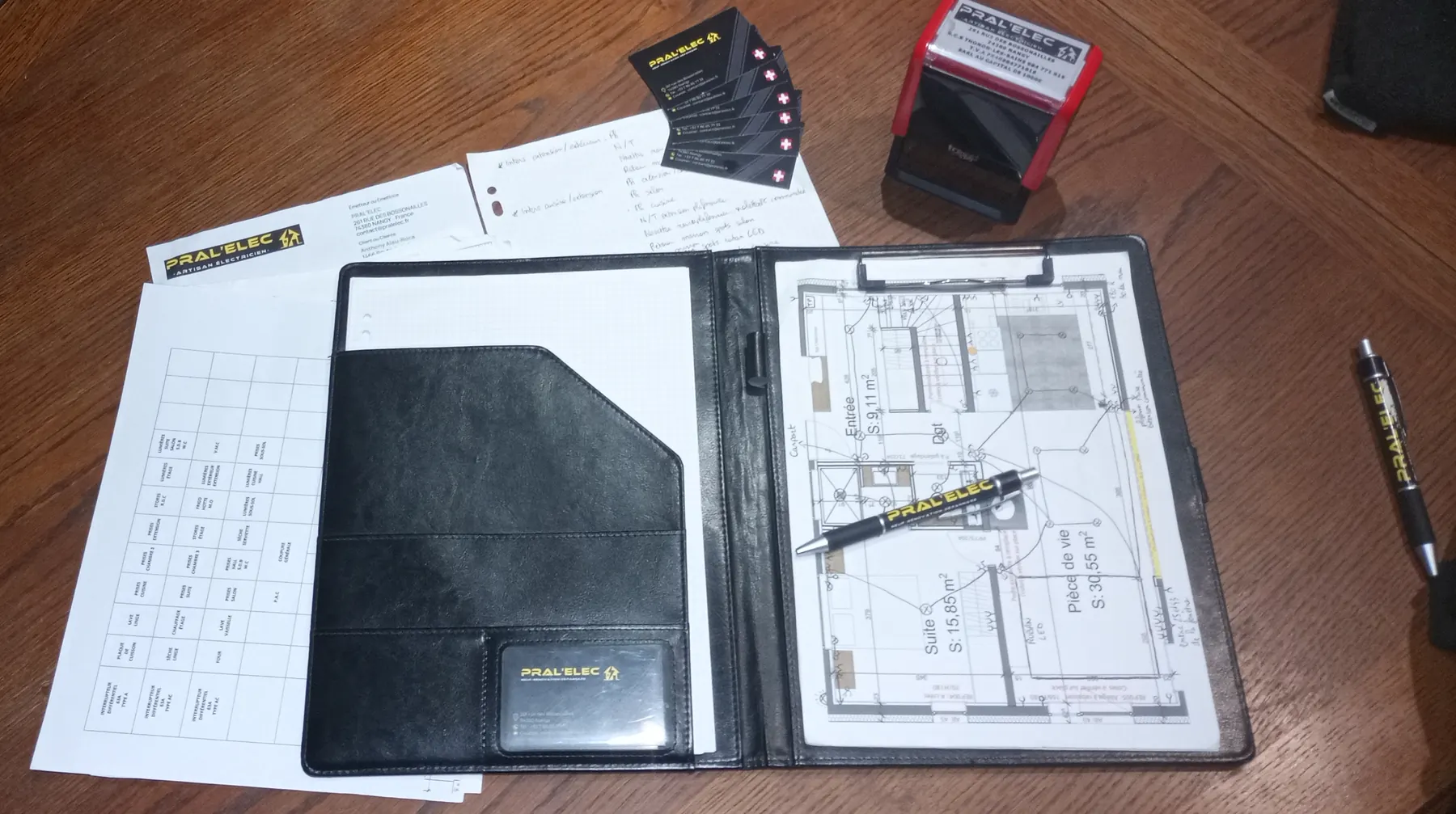 Bureau de Pral'Elec : cartes de visite, tampon et plans de chantier