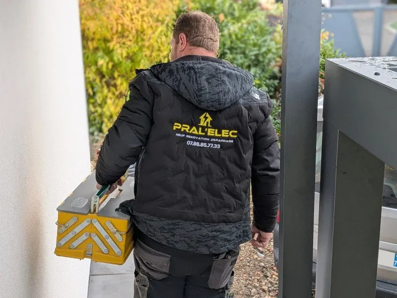 David, électricien Pral'Elec, en intervention