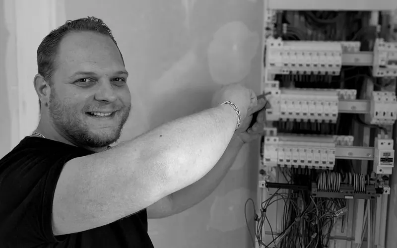 David, électricien Pral'Elec, au travail sur un tableau électrique