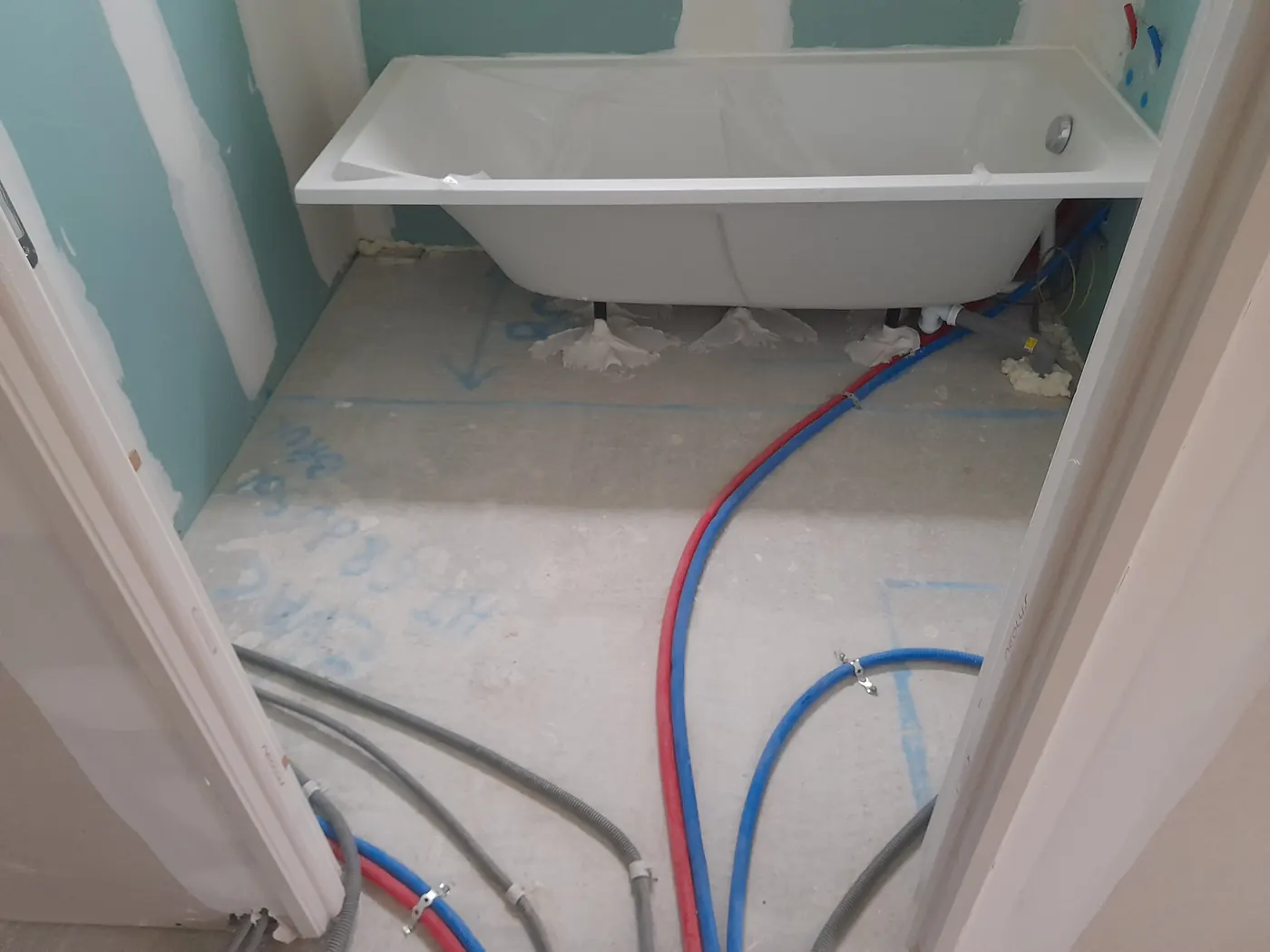 Réseaux en attente dans une salle de bain — Pral'Elec